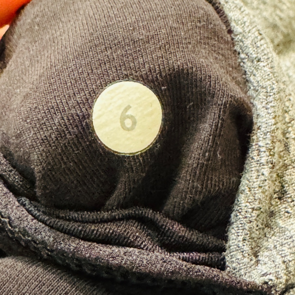 Lululemon - That's a Wrap, Heathered Snow Slub Coal Colour, Size 6 - Picture 7 of 7